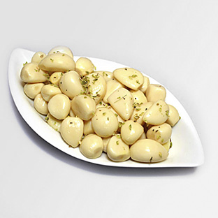 Ajos blancos no picantes aderezados con aceite
